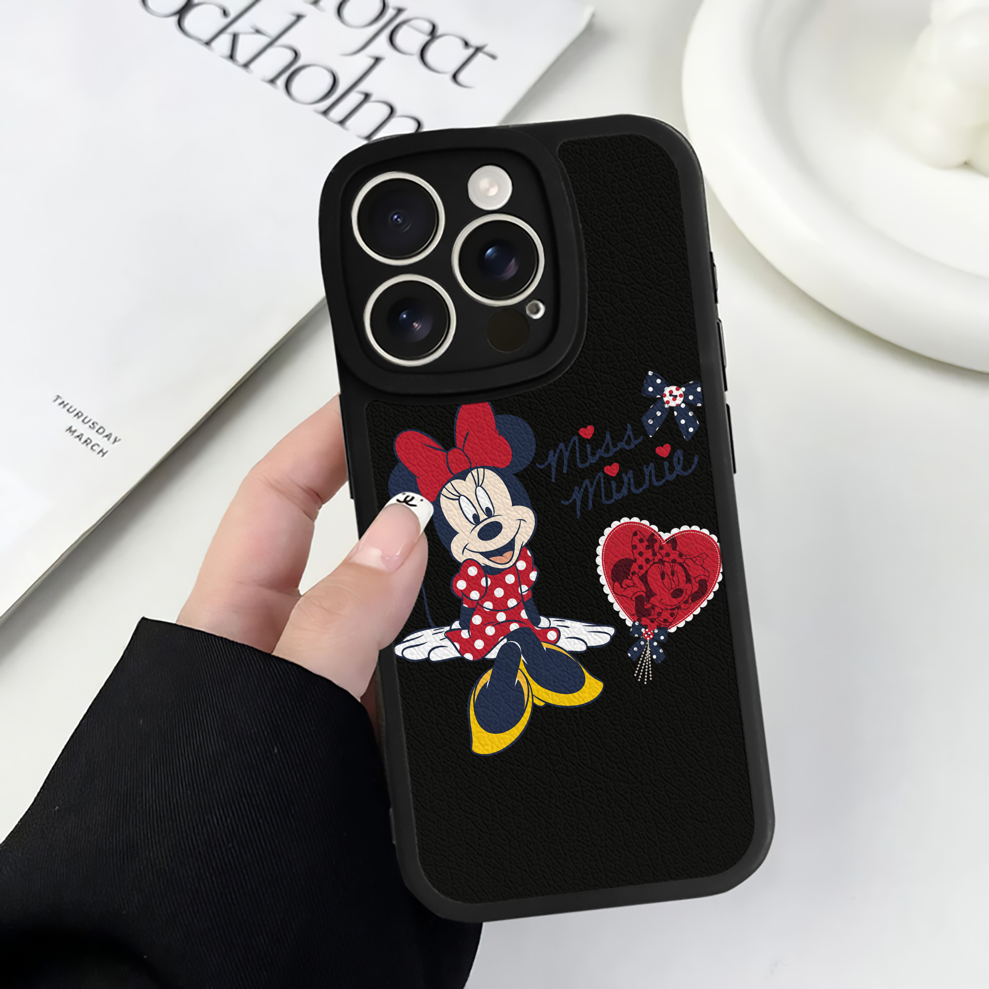 （画像用） ミッキーマウス Mickey Mouse 【iPhone 16シリーズ対応】シリコンスマホケース（レザー調） 材質：シリコン